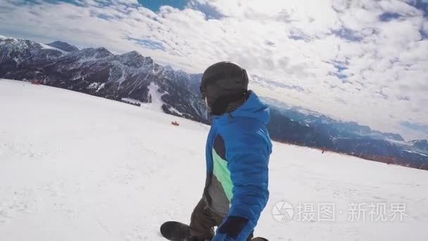 在冬季在阿尔卑斯山滑雪。一个人滚动在滑雪板上的山庄雪覆盖的小径上。极限滑雪和积极的生活方式，向血液中添加肾上腺素