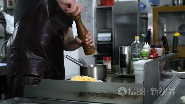 厨师添加香料和胡椒酱锅里视频