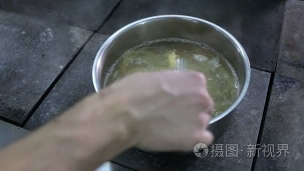 厨师在亲的厨房里的意大利面条视频