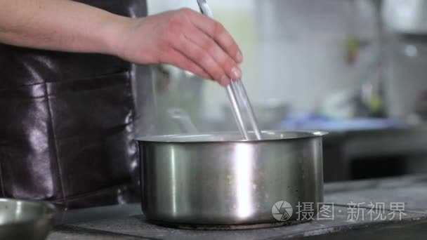 厨师在亲的厨房里的意大利面条视频