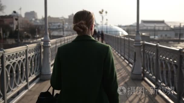 女人在桥上走远的背影视频