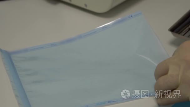 牙医准备文书杀菌在牛皮纸袋视频