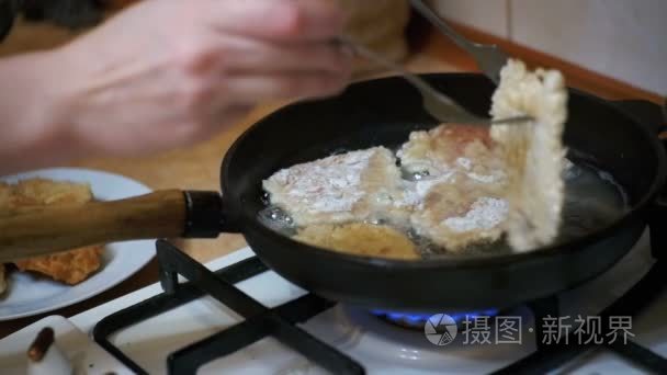 煮肉排骨煎锅在自家的厨房里。慢动作