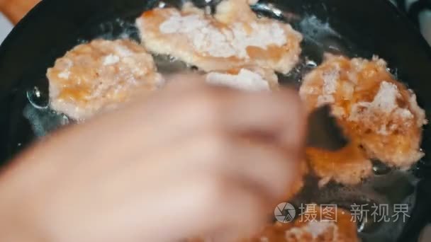 家用厨房一个煎锅煎肉扒视频