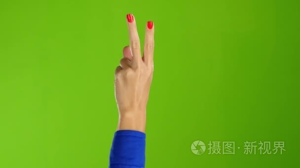 和平标志显示手臂女人手背视频