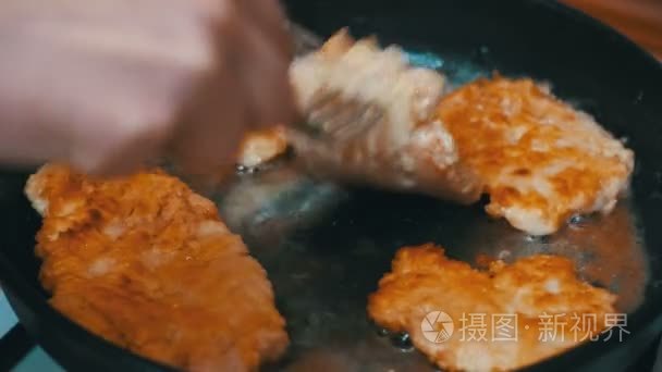 家用厨房一个煎锅煎肉扒视频