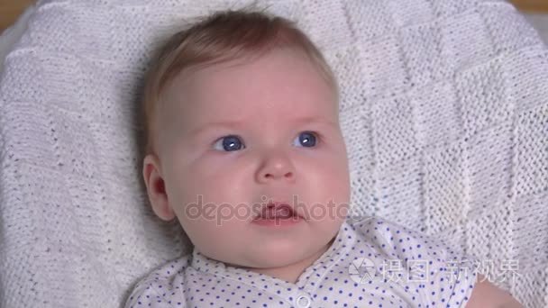 蓝眼睛的婴儿看起来从一侧到另视频