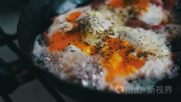 培根和鸡蛋炒视频