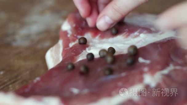 新鲜多汁的那块肉配培根视频