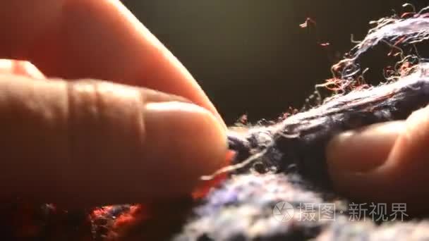 女人拉毛针织产品一个线程视频