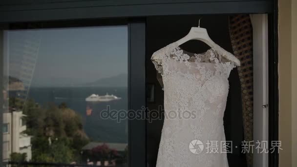婚礼礼服挂在门口，背景见