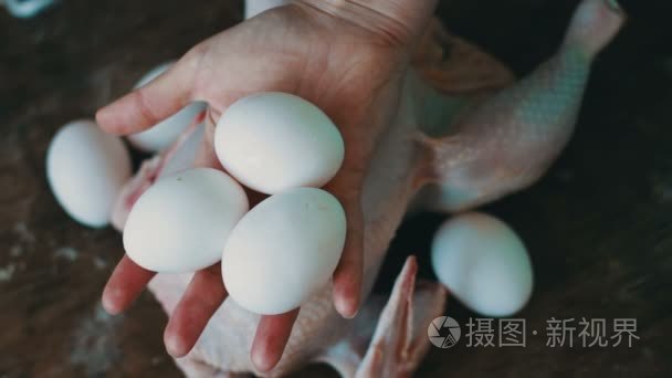 准备整体原料鸡烹饪木板上的手视频