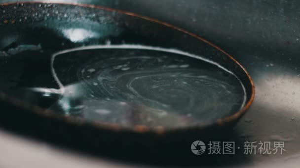 脏泛躺在厨房的水槽视频