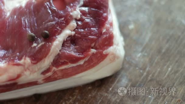 新鲜多汁的那块肉配培根视频