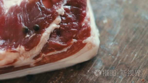 新鲜多汁的那块肉配培根视频