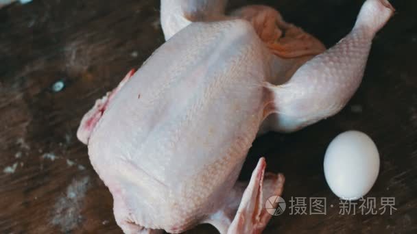 准备整体原料鸡烹饪木板上的手视频