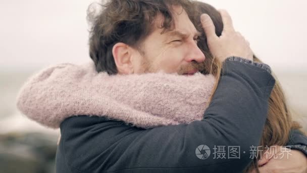 英俊的男人哭拥抱他一生的挚爱短视频