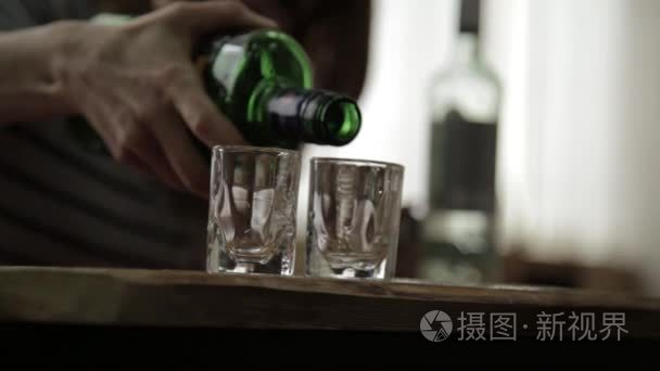 人独自浇注和迅速从两杯喝酒。男性酗酒和抑郁视频