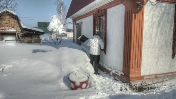 在暴风雪后铲雪的人视频