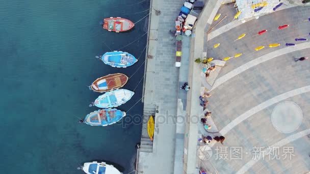 空中小港口船和人在 Vernazza 五渔村意大利欧洲长廊视频