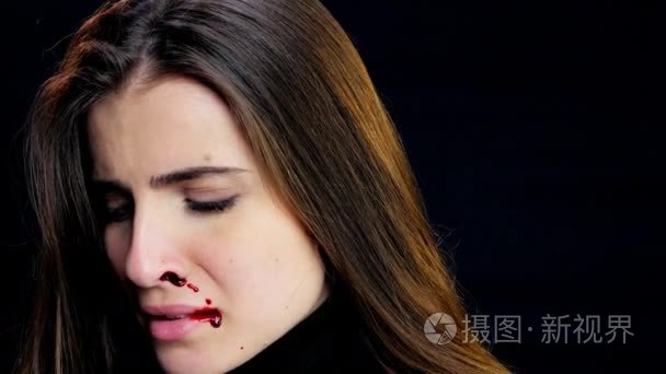 美丽的女人从鼻子出血后哭看相机的家庭短视频