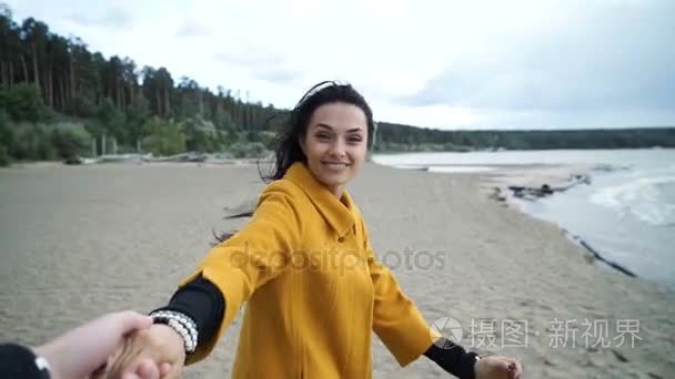 海滩上举行男子的手微笑的女人视频