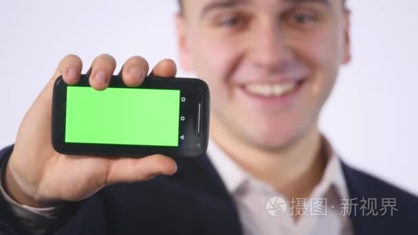 智能手机与商人手中的绿屏视频