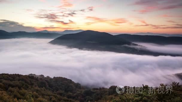 以上雾和森林秋天日出景观，斯洛伐克，诺西采，时间流逝