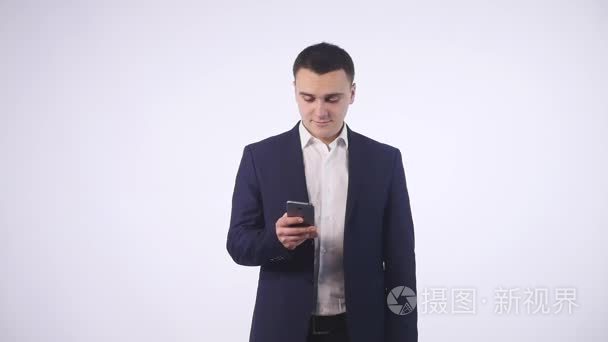 浅谈手机被隔绝在白色背景上的快乐年轻男子的画像