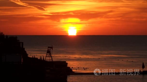 海上日出。海岸线是可见