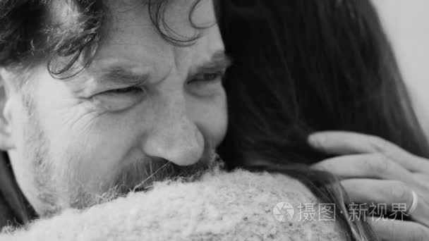 伤心的男人拥抱女人后分手黑色和白色慢动作特写短视频