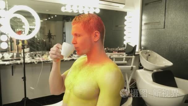人是艺术化妆从杯子里喝咖啡视频