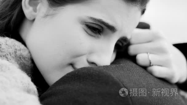 拥抱黑色白色视频素材