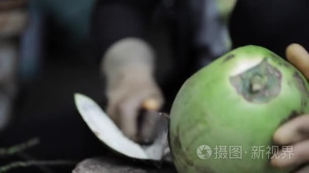 用小刀大开椰子的街头小贩视频
