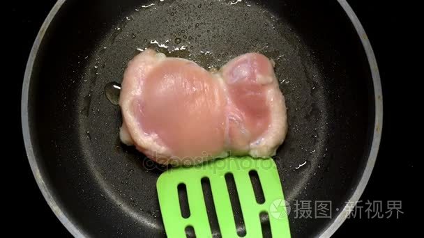 厨师打开使用烹饪锅铲煎锅烤肉。顶视图