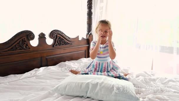 小女孩跳在家里的床上视频