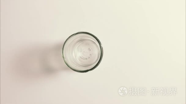 杯牛奶三片饼干定格动画视频