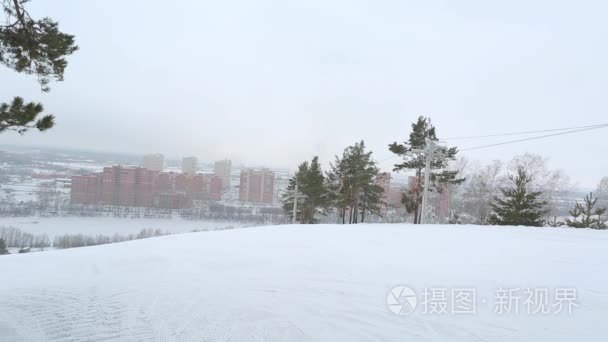 关闭达在冬天把滑雪板视频