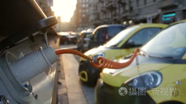 电动汽车充电在街上