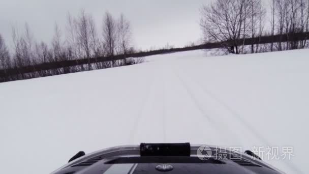 雪地摩托骑在冬天的旷野上