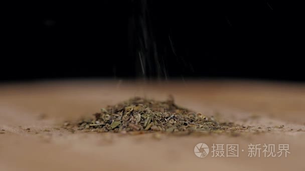 粉状的调味品紧靠木桌视频