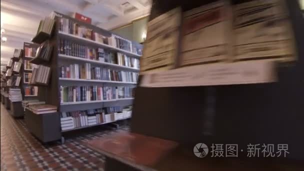 书架上的书在书店里视频