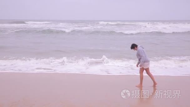 走在海上冲浪活动高级美女视频