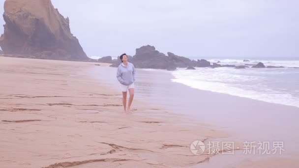 走在海上冲浪活动高级美女视频