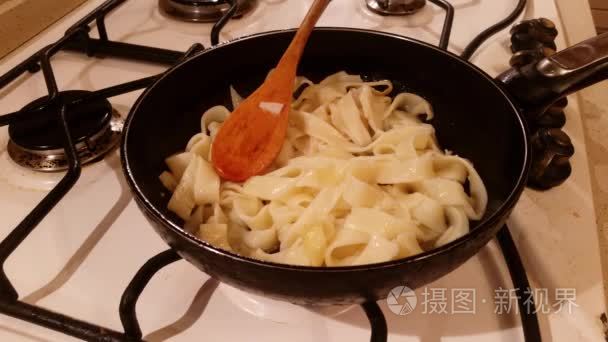 在煎锅面食炒视频