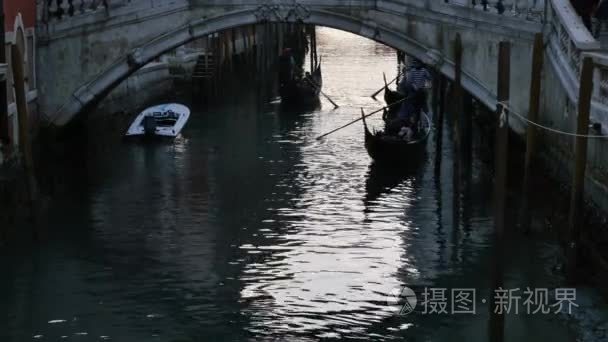 吊船在威尼斯运河上视频