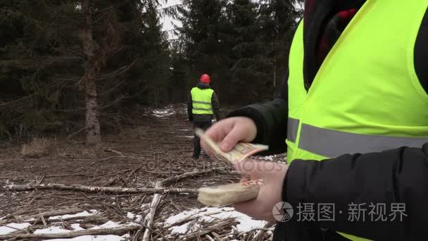 老板给工人的欧元纸币视频