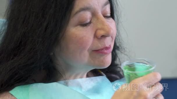 女人冲洗治疗她嘴里视频