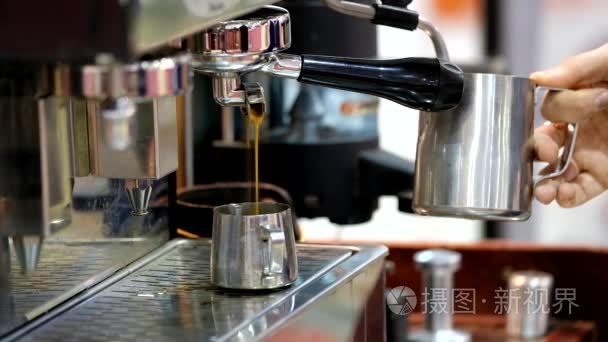 咖啡师制作卡布奇诺咖啡机
