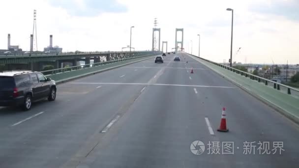 现代汽车在悬浮桥上移动视频